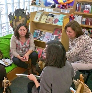 Irene Soto y Elcira Ordóñez en la librería Espantapájaros, aprendiendo de literatura infantil con Elsa Calderón. (2014)